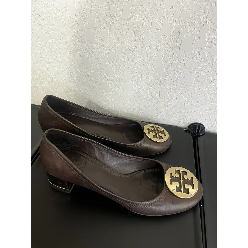 Tory Burch Reva Block Heel Pump Womens 9.5 Brown Gold Logo Medallion EUC‎